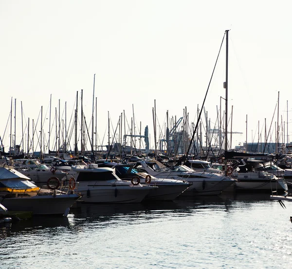Yachten und Segelboote im Hafen — Stockfoto