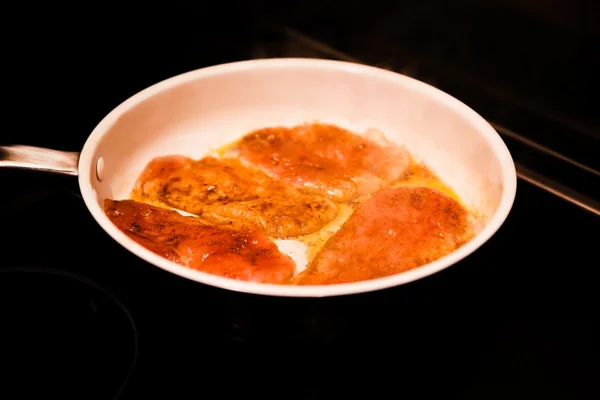 Filetes de pechuga de pavo crudos sazonados con especias en una sartén — Foto de Stock