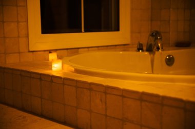 Jakuzi yakınındaki bir cam Mumluk mum