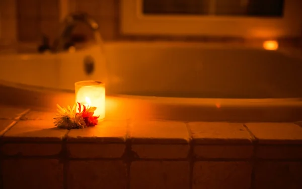 Jakuzi yakınındaki bir cam Mumluk mum