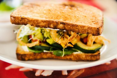 bir kafede lezzetli sandviç