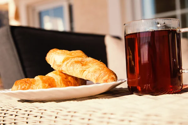 Ranní šálek čaje a croissant — Stock fotografie