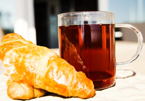 Ranní šálek čaje a croissant — Stock fotografie