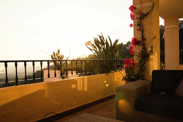 Sedia con cuscino su una terrazza — Foto Stock