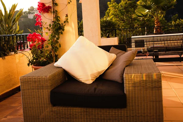 Sedia con cuscino su una terrazza — Foto Stock