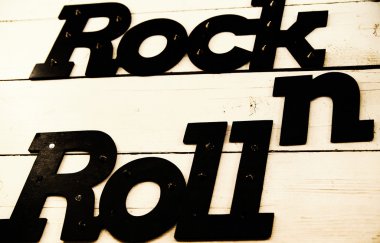 ahşap masa üzerinde taş yazıt