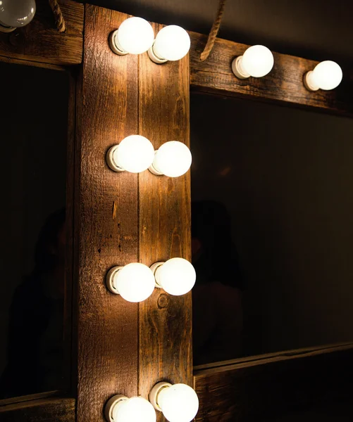 Макияж для женщин с зеркалом и лампочками — стоковое фото
