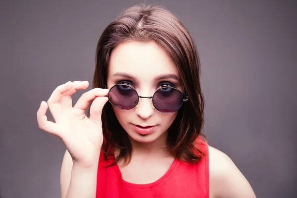 Fashion portrait of a beautiful brunette woman in glasses — Stock Photo, Image