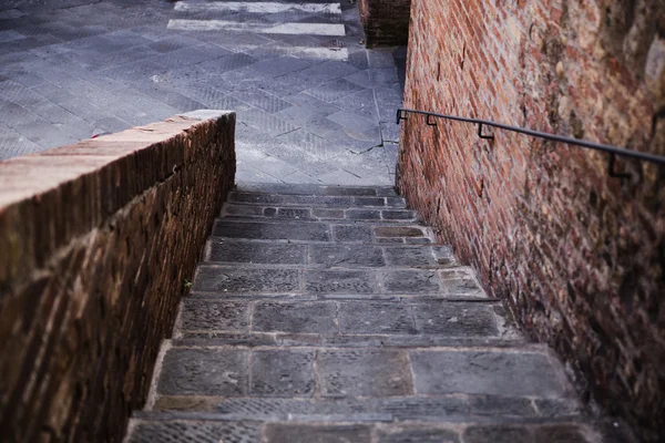 Escadas de concreto e paredes de pedra — Fotografia de Stock