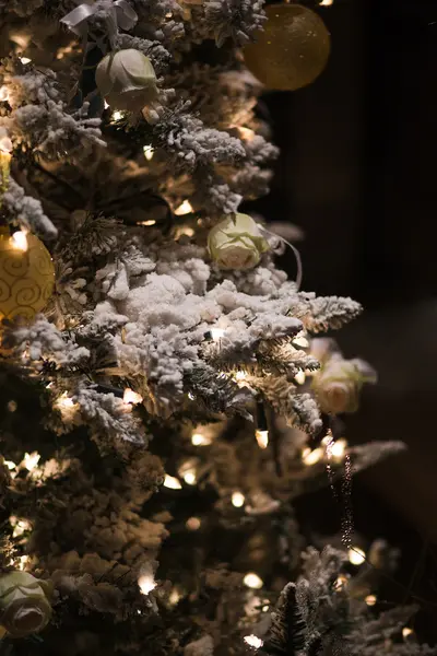 Speelgoed op kerstboom — Stockfoto
