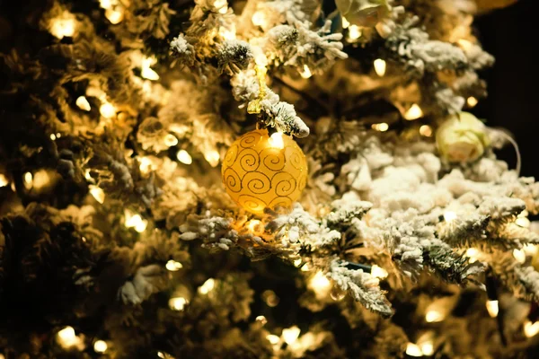 Bola en el árbol de Navidad —  Fotos de Stock