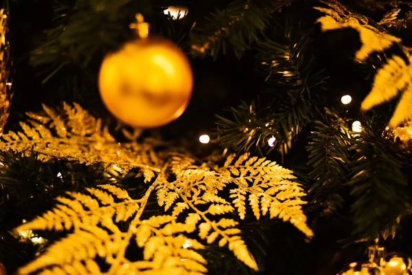 Noel ağacı süslemelerinin kapanışı. — Stok fotoğraf