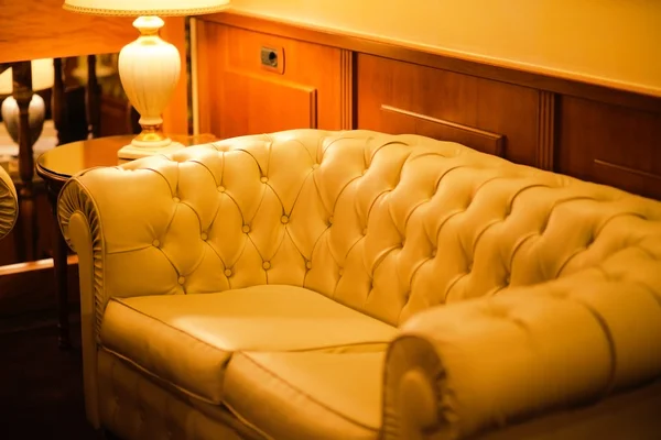 Sofá de cuero blanco en el hotel —  Fotos de Stock