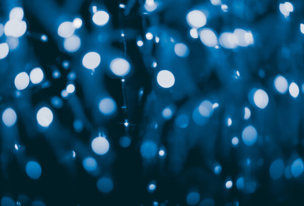 размытый свет на фоне холодного тона
