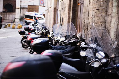 Mopedler bir sokak satırını