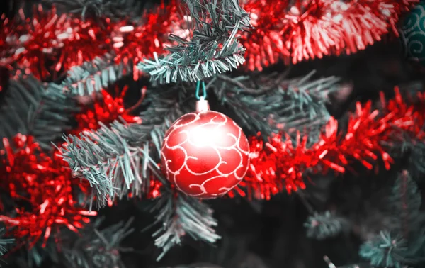 Gedecoreerde kerstboom op straat met ballen — Stockfoto