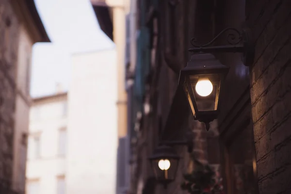 Weergave van verlichte streetlamp — Stockfoto