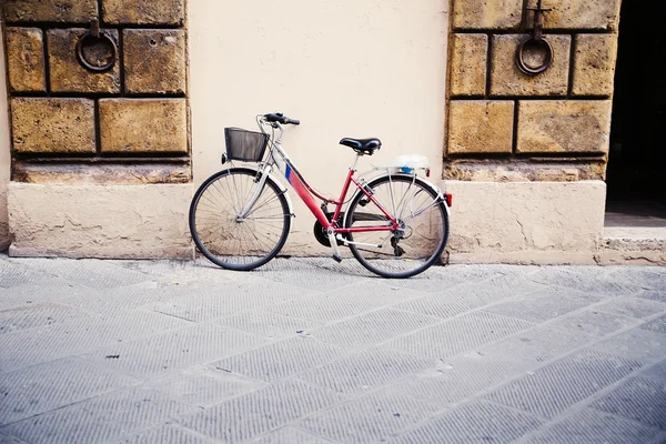 오래 된 벽돌 벽에 자전거 — 스톡 사진