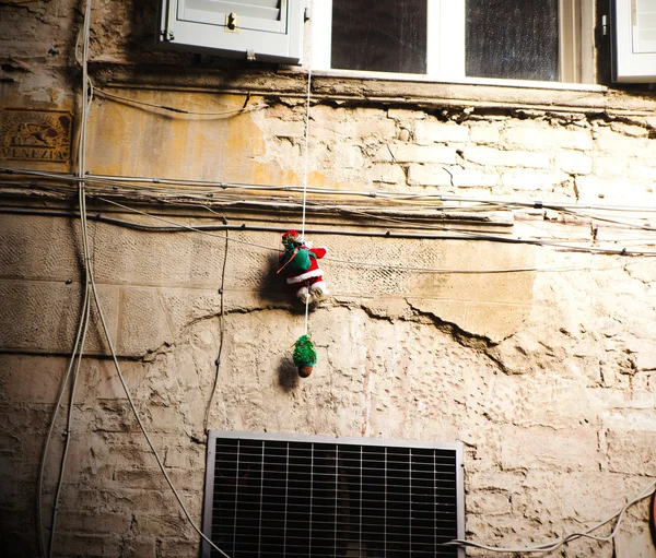 Papai Noel saindo pela janela — Fotografia de Stock