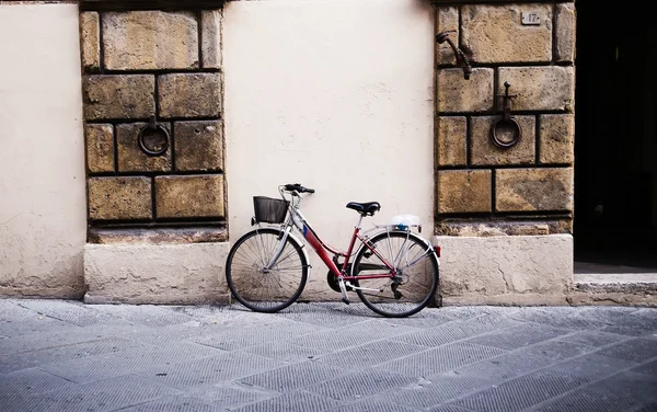 Ποδήλατο πάνω από ένα παλιό τοίχο από τούβλα — Φωτογραφία Αρχείου