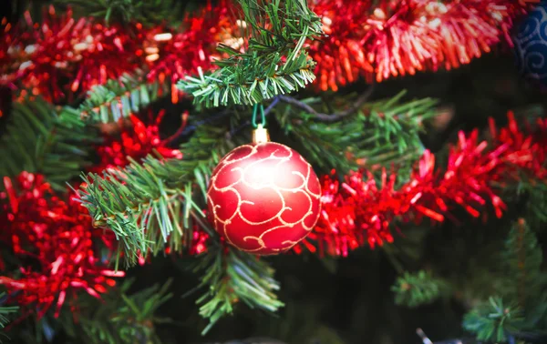 Sokak topları ile dekore edilmiş Noel ağacı — Stok fotoğraf