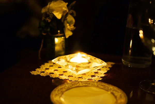 Kerze auf Restauranttisch — Stockfoto