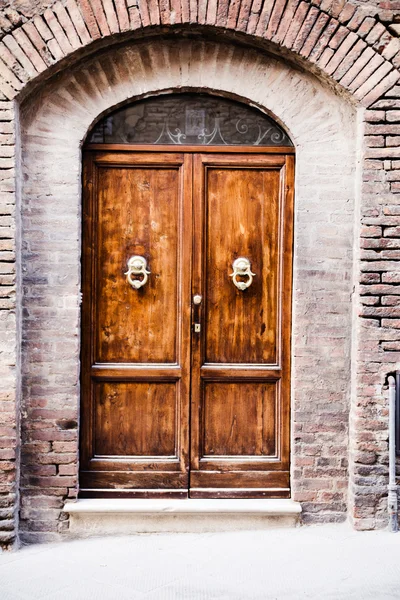 古いトスカーナの家庭への扉を破壊 — ストック写真