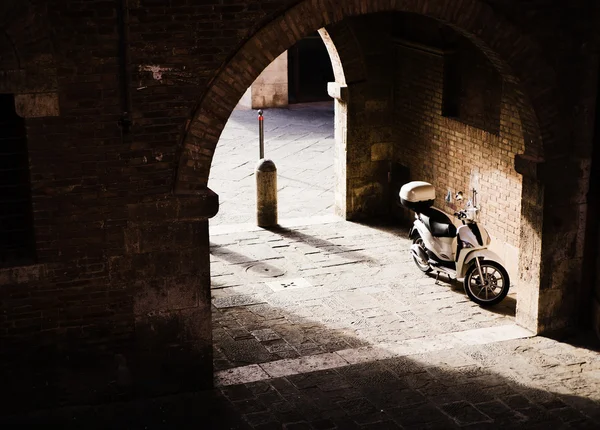 Estandes de scooter estacionados perto da parede — Fotografia de Stock