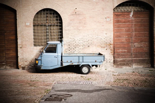 Μικρό φορτηγό στον δρόμο — Φωτογραφία Αρχείου