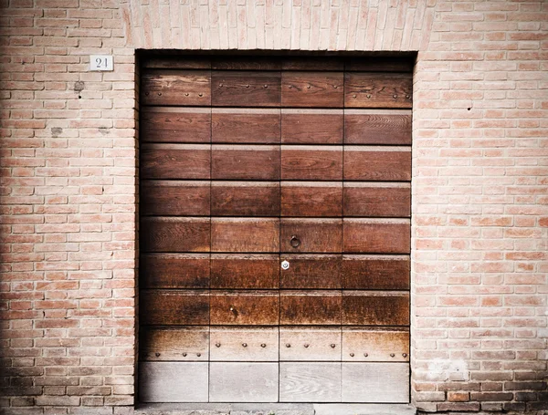 Puerta vieja en pared de ladrillo rústico , — Foto de Stock