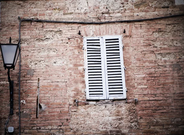 Ventana de madera en la pared de piedra de la casa —  Fotos de Stock