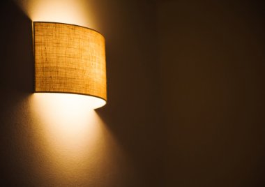 odasında duvar lambası