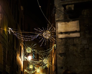 Bir şekilde dekore edilmiş ve ışıklı Noel sokak 