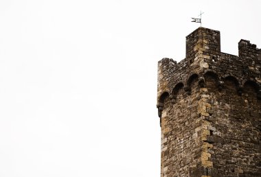 eski tuğla ile bayrak üzerinde bir gökyüzü kule. 