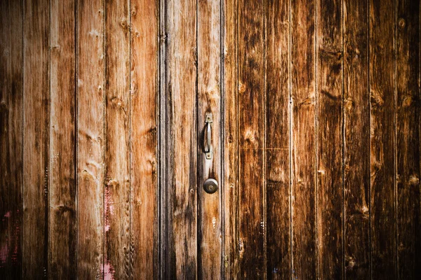 Régi ajtó fogantyú egy régi fából készült ajtó — Stock Fotó