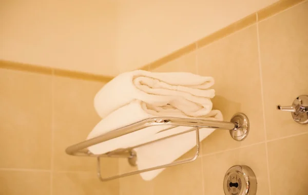 Sauberes weißes Handtuch auf einem Kleiderbügel. — Stockfoto