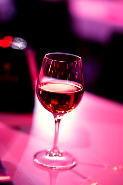 Szklanka wina różanego — Zdjęcie stockowe