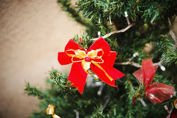 Decoração de árvore de Natal com um arco vermelho — Fotografia de Stock