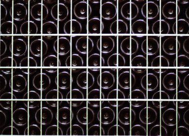 mahzeni şarap şişeleri kadar yığılmış