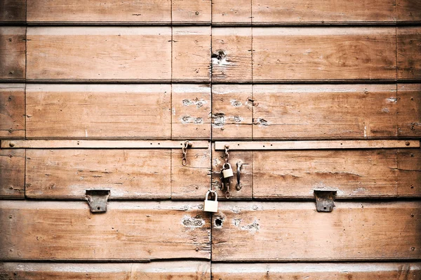 Porta di legno chiusa a chiave — Foto Stock