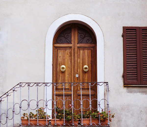 Bella porta e finestra in Italia — Foto Stock