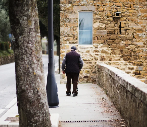 年配の男性が公園で杖歩行 — ストック写真