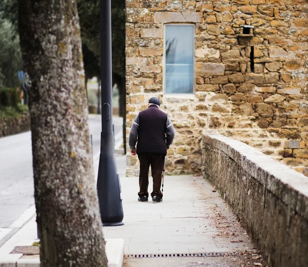 Homem sênior andando com cana no parque — Fotografia de Stock