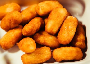 Sebze rulo patates pirzola ve taze nane yaprakları ile