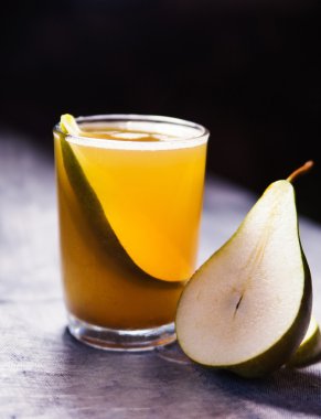 büyük armut ile fincan çay meyve