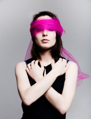 Güzellik ile esmer poz Kapat gözlerini