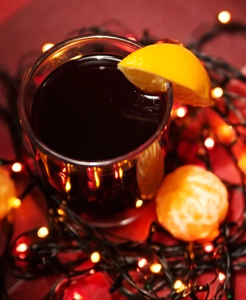 Glühwein und Weihnachtsdekoration — Stockfoto