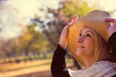 Güzel şirin genç kadın parkta vakit