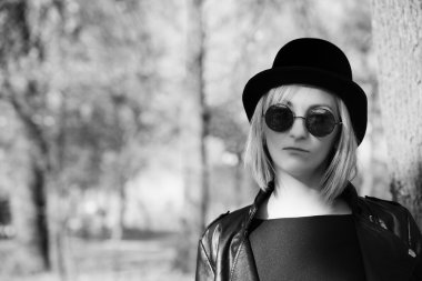 siyah jaket serin kadında. Siyah ve beyaz fotoğraf