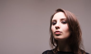 stilize esmer, genç ve yetişkin bir kadın portresi